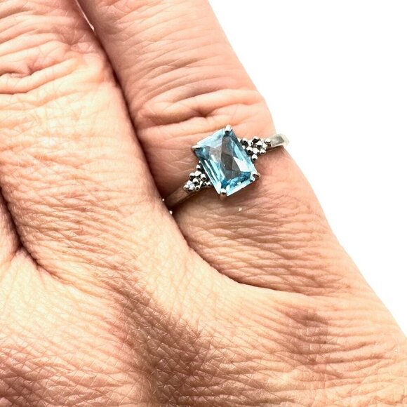 Vintage Womens Ring 10k White Gold Blue Topaz Diamond Size 6 Ring 1.2 grams - Picture 3 of 6